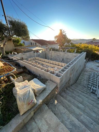 Construction d'une structure en béton avec des escaliers et un paysage en arrière-plan.