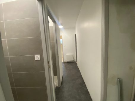 Salle de bain moderne avec deux lavabos, miroirs et meuble sous vasque.