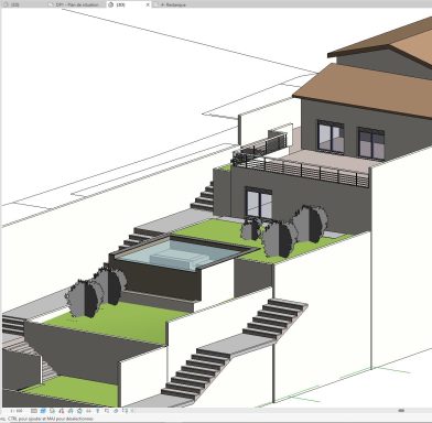 Maison moderne avec piscine, escaliers et jardin sur une pente.